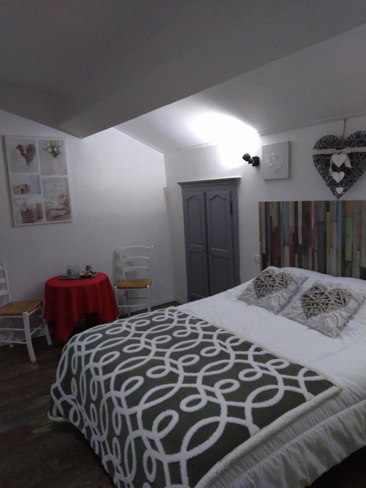 " Village Tonneaux De Tirpoil " Montilliers Zimmer foto